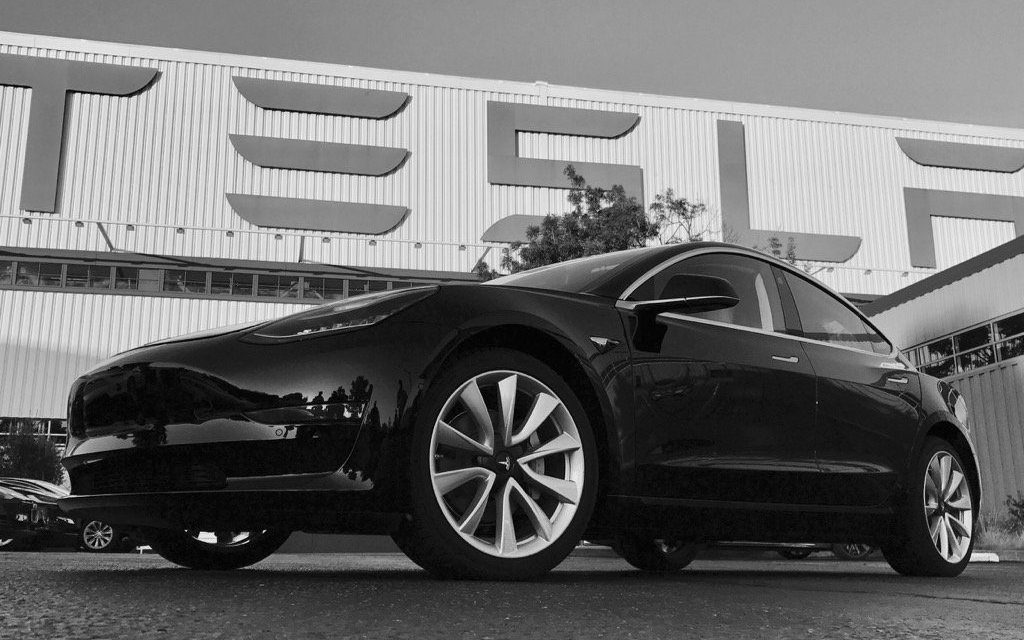 Eerste Tesla Model 3 rolt van de band