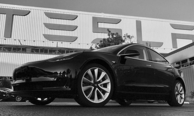 Eerste Tesla Model 3 rolt van de band