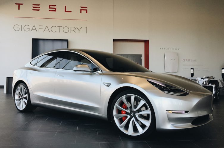 Vraag naar 700.000 Tesla Model 3 – Tesla leent 1,5 miljard extra